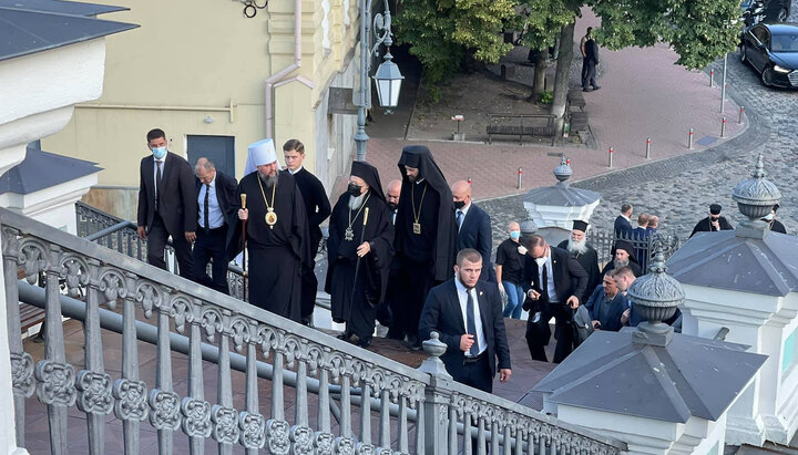 The head of Phanar, surrounded by representatives of the OCU and state security officers, climbs up the steps to the St. Andrew's church. Photo: facebook.com/oleksandr.drabinko