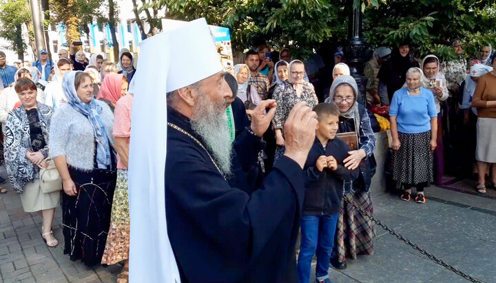 მიტროპოლიტი ონუფრე მრევლს ლოცავს ფანარიონის მეთაურის რეზიდენციასთან. ფოტო : СПЖ