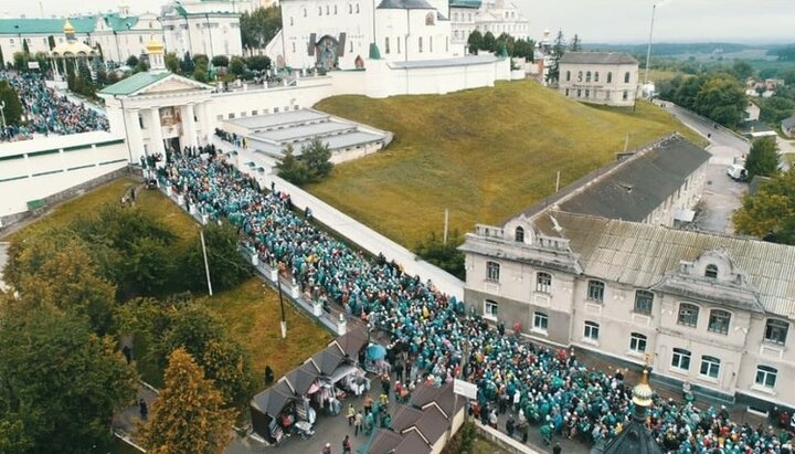 Многотысячный крестный ход в Почаеве, 25.08.21. Фото: pochaev.org.ua