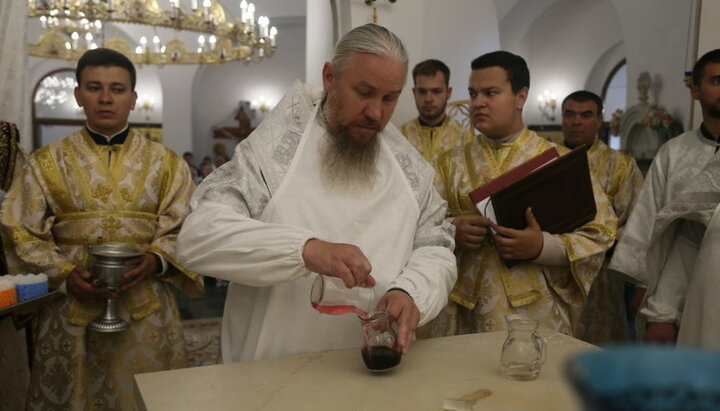 Чин освящения нового храма возглавил митрополит Елисей. Фото:izum.church.ua