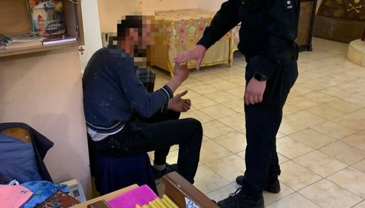 Мужчина, проникший в одесский храм с целью наживы. Фото: https://t.me/od_patrolpolice