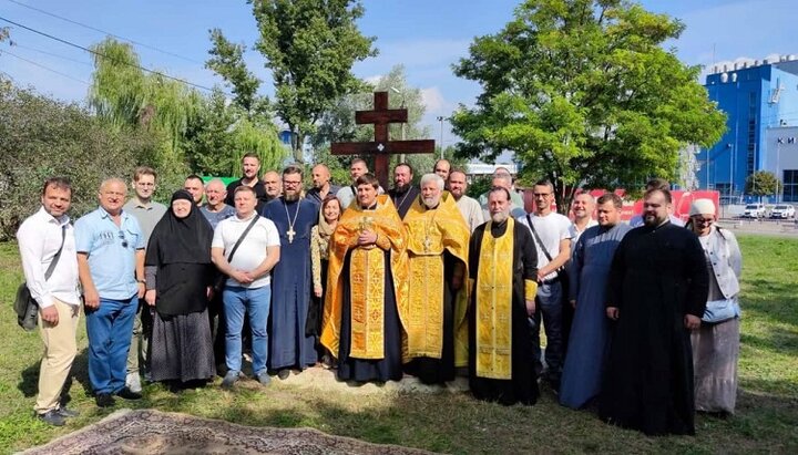 Клірики УПЦ і парафіяни громади св. Іоанна Шанхайського на місці майбутнього храму в Києві. Фото: СПЖ