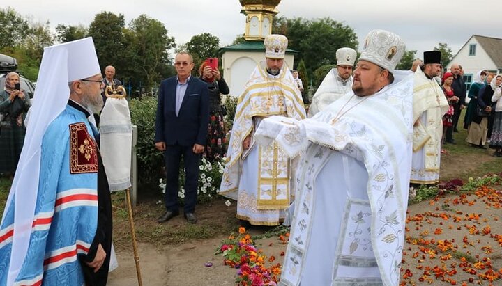 Митрополит Августин в селе Шандра Киевской области. Фото: bilatserkva.church.ua