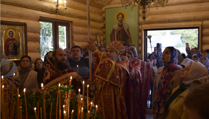 Митрополит Агапит помазывает стены нового храма святым миром. Фото: mp-eparhia.org.ua