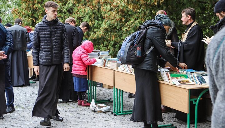 Благотворительная акция «Читай и созидай» в Киево-Печерской лавре. Фото: facebook.com/bf.favor