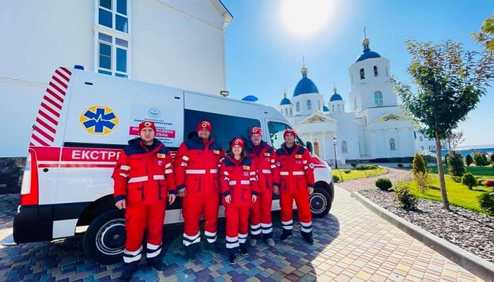 Бригаду скорой помощи укомплектовали теплой униформой. Фото: страница Одесской епархии УПЦ в Facebook.