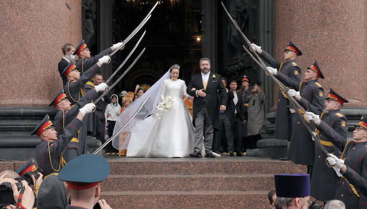 Військові салютують нащадку Романових після вінчання. Фото: kommersant.ru