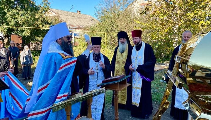 Чин освящения накупольных крестов совершил митрополит Варсонофий. Фото:eparhia.vinnica.ua