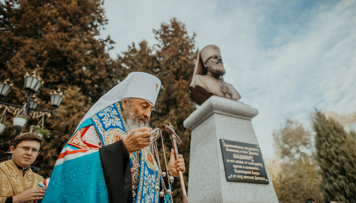 მისმა უნეტარესმა ონუფრიმ აკურთხა მიტროპოლიტ ვლადიმირის ძეგლი. ფოტო: facebook.com/V.D.Kotsaba