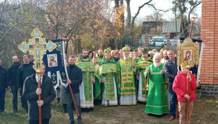 Крестный ход вокруг нового храма. Фото: ovruch.church.ua