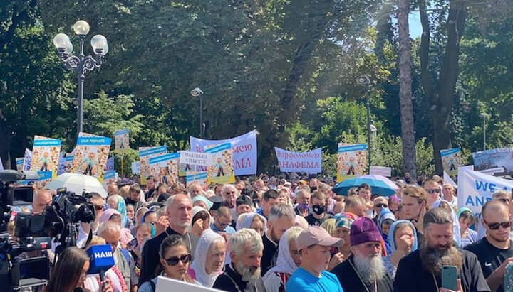 Віряни УПЦ під стінами ВР у день візиту патріарха Варфоломія. Фото: СПЖ