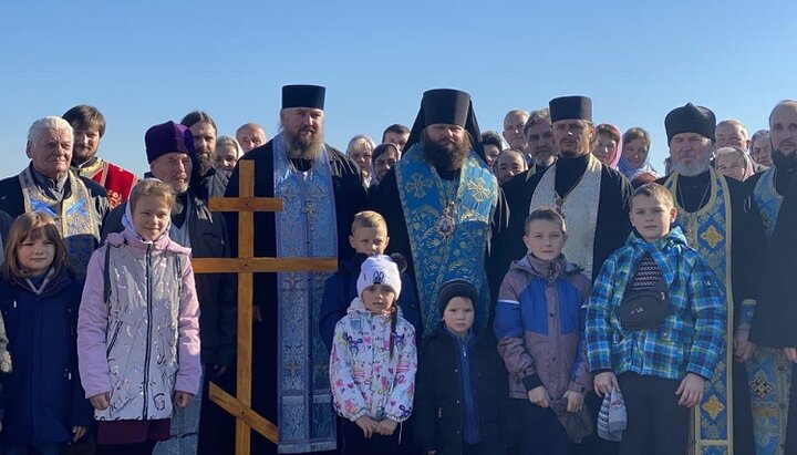 Епископ Пимен с духовенством Ровенской епархии УПЦ и прихожанами села Птичья. Фото: СПЖ