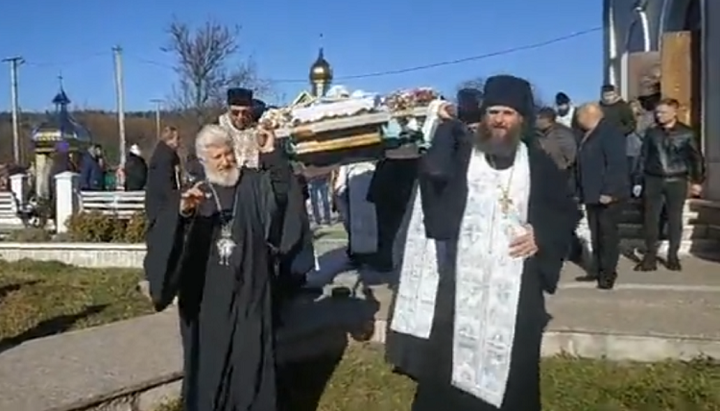 Вынос гроба отца Василия на погребение. Фото: скриншот видео со страницы Черновицко-Буковинской епархии УПЦ.