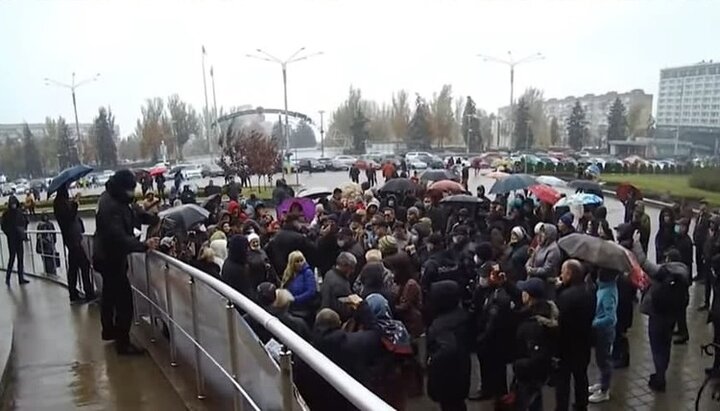 Мітинг противників примусової вакцинації в Запоріжжі. Фото: скріншот відео Нацполіції