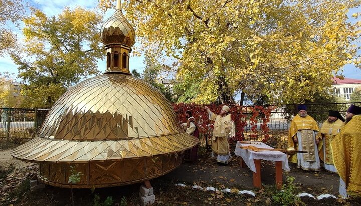 Раніше митрополит Никодим освятив хрести та куполи храму у Рубіжному. Фото: sed-eparhia.com