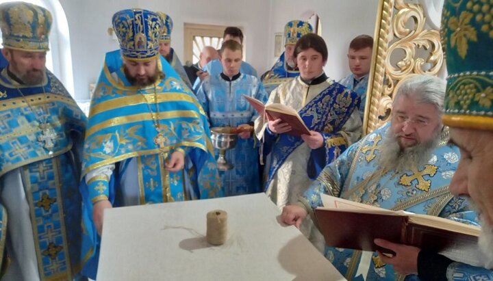 Митрополит Владимир освящает престол нового храма УПЦ в Мызово. Фото: news.church.ua