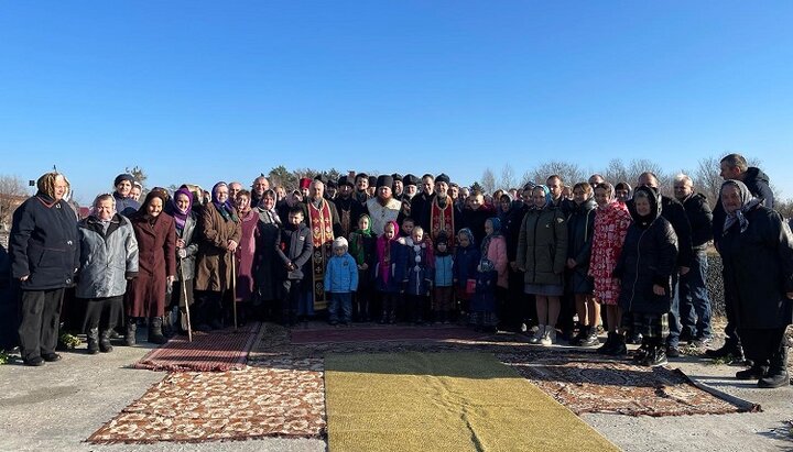 Episcopul Atanasie cu credincioșii Bisericii Ortodoxe Ucraiene din Borovici. Imagine: pravoslavna.volyn.ua