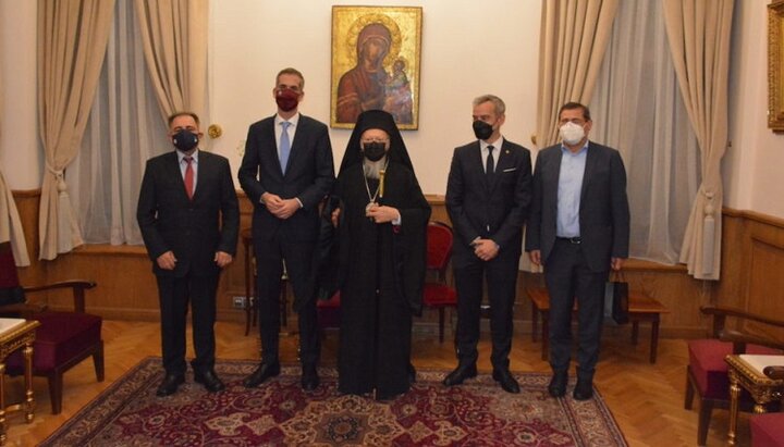 Conducătorul Fanarului cu primarii orașelor grecești la Istanbul. Imagine: orthodoxianewsagency.gr