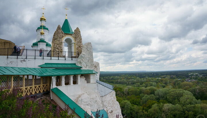 Свято-Миколаївський храм Святогірської лаври на Святій Скелі. Фото: svlavra.church.ua