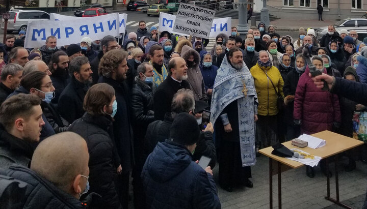 Молитвенное стояние верующих УПЦ под Винницкой ОГА. Фото: СПЖ