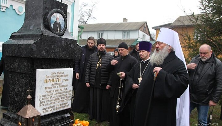 Панихида на могиле почившего митрополита Нежинского и Прилукского Иринея. Фото: cherkasy.church.ua