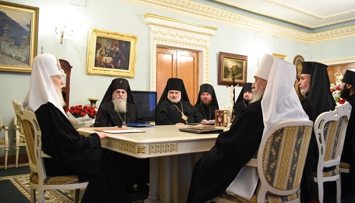 Filaret Denisenko cu "episcopii" săi. Imagine: cerkva.info