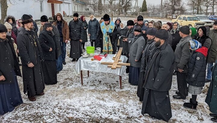 Епископ Сергий освящает место под строительство храма УПЦ в Тартаке. Фото: tulchin-eparchia.org.ua