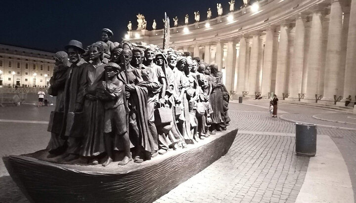 Пам'ятник мігрантам біля собору святого Петра в Римі. Фото: vaticannews