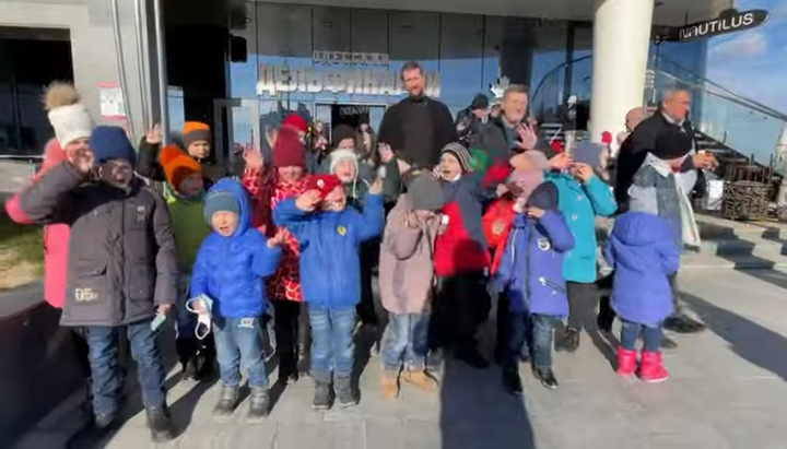 Дети Березовского приюта в дельфинарии Одессы. Фото: скриншот видео youtube-канала Одесской епархии УПЦ