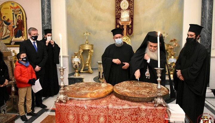 Иерусалимский патриарх разрезал новогодний пирог. Фото:jerusalem-patriarchate.info