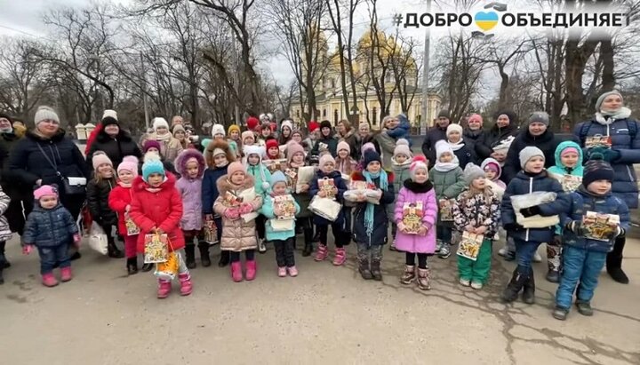 Дети с новой спортивной одеждой. Фото: скриншот видео youtube-канала Одесской епархии