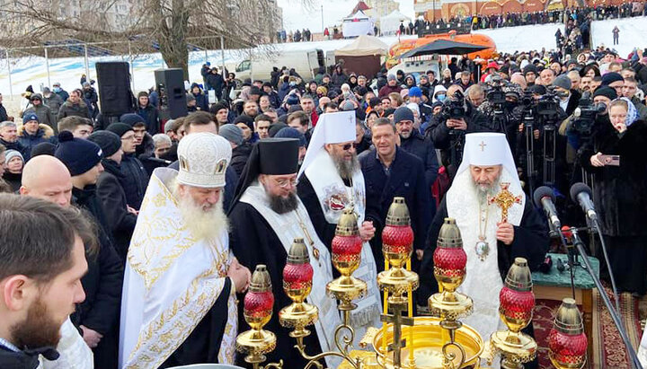 Блаженнейший Митрополит Онуфрий освятил воды Днепра. Фото: Центр информации УПЦ