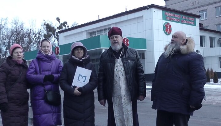 Отець Олександр та волонтери, які передали святу воду. Фото: ТГ-канал «Мирян»