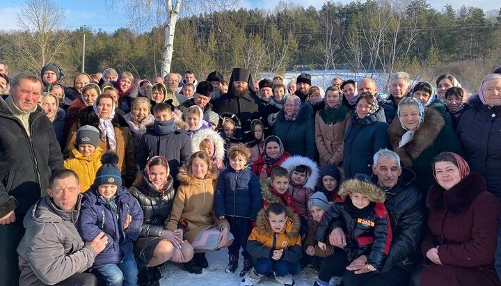 Єпископ Пимен із вірянами УПЦ в Повчі. Фото: СПЖ