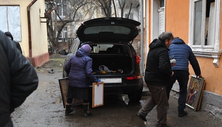 Прихожане покидают храм в Ивано-Франковске. Фото: galka.if.ua