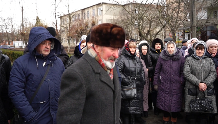 Ми прийшли відстояти наш храм, – вірні УПЦ на молитовному стоянні у Хотині