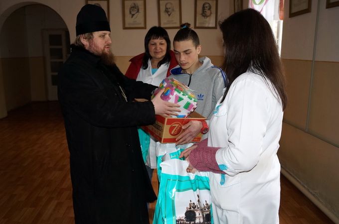 Насельники Киево-Печерской Лавры посетили детей в туберкулёзной больнице и детдоме