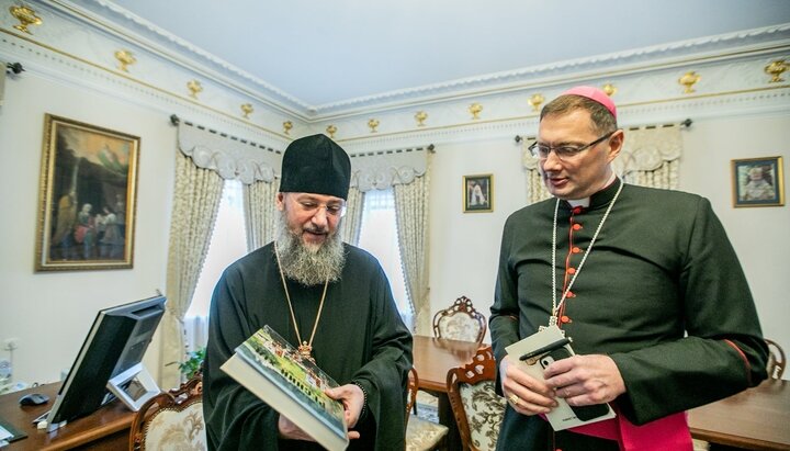 Керуючий справами УПЦ митрополит Антоній (Паканич) та Апостольський нунцій в Україні Вісвальдас Кульбокас. Фото: vzcz.church.ua