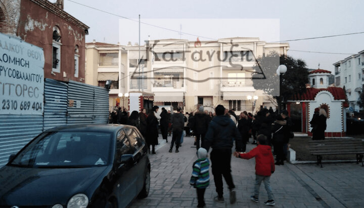 Віряни й поліція збираються біля резиденції митрополита. Фото: katanixi.gr