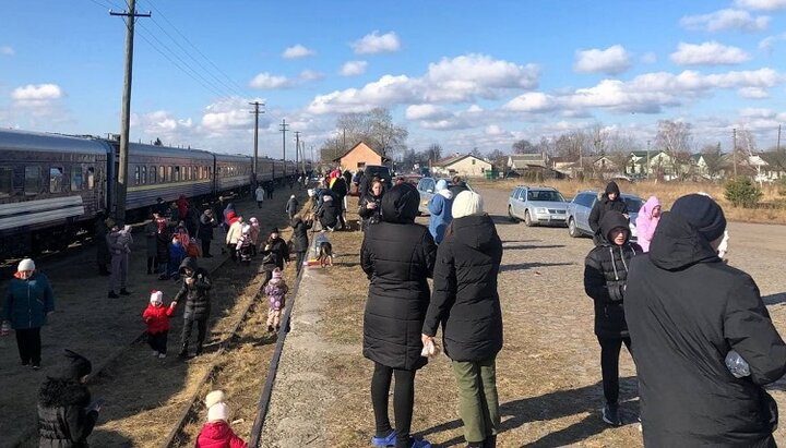 Поезда с беженцами в Польшу останавливаются в Любомле из-за длительного таможенного оформления пассажиров. Фото: facebook-страница Храм Різдва Пресвятої Богородиці УПЦ