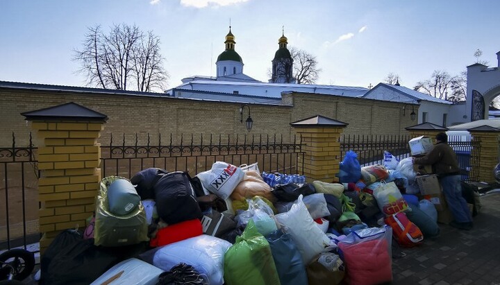 У Києво-Печерській лаврі роздають гуманітарну допомогу нужденним