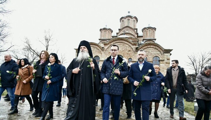 После панихиды молящиеся возложили цветы к мемориалу памяти жертв мартовских погромов. Фото: пресс-служба Рашско-Призренской епархии СПЦ