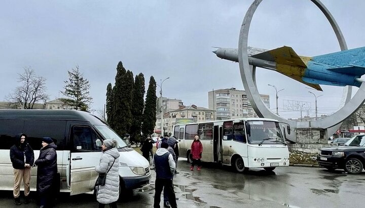 На эвакуационный автобус Винницкой епархии УПЦ нужно записываться заранее. Фото: eparhia.vinnica.ua