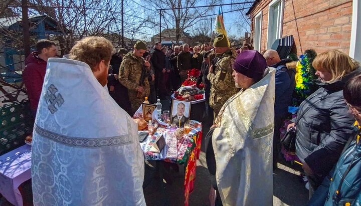 Отпевание воина Сергия в селе Аджамки Кропивницкого района. Фото: facebook-страница Кировоградская епархия