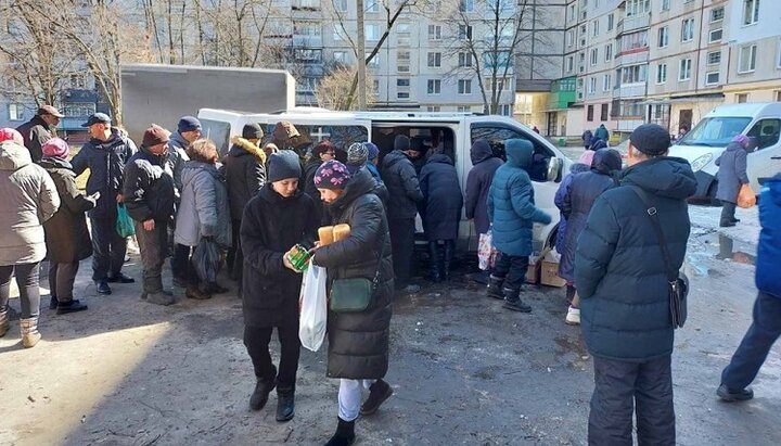 Духовенство та волонтери УПЦ допомогли продуктами мешканцям Харкова