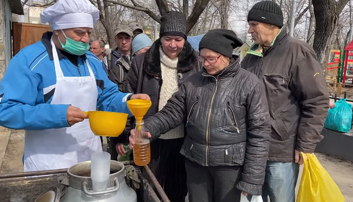 Также еду раздают в Свято-Алексеевском храме и в храме иконы Божьей Матери «Всех скорбящих радость». Фото: скриншот видео Youtube-канала Одесская епархия