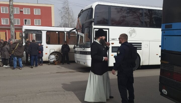 Людей из Лисичанска вывезли на автобусах, которые помогло организовать духовенство УПЦ. Фото: facebook-страница Северодонецкая епархия