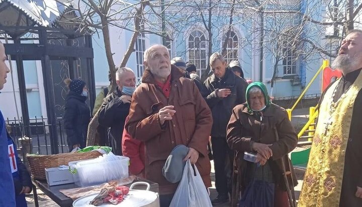 В Полтаве при Свято-Макаревском кафедральном соборе ежедневно раздают горячие обеды. Фото: Facebook-страница Полтавской епархии УПЦ