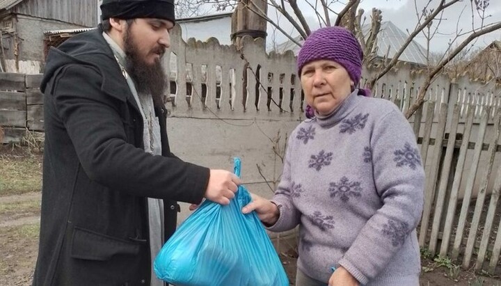 Священник Димитрий Янковицкий из Тульчинской епархии УПЦ передал продукты беженцам. Фото: Telegram-канал фонда «Фавор»