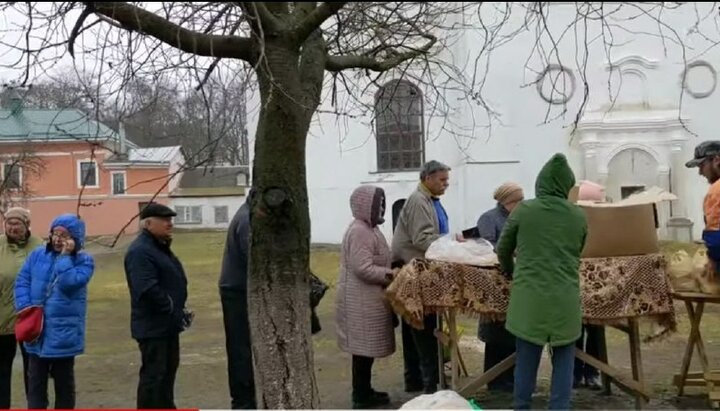 У Ніжинській єпархії нужденним роздали понад 400 продуктових наборів